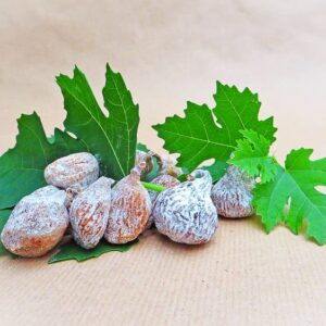 Schiras-Feige kaufen | Shiraz fig - Früchte samt Blattwerk liegen auf einem Tisch