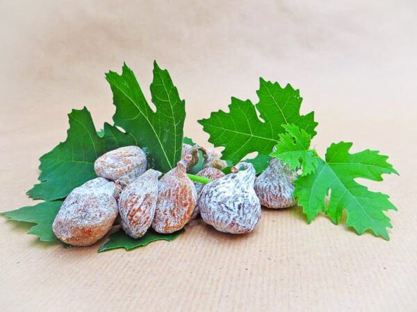 Schiras-Feige kaufen | Shiraz fig - Früchte samt Blattwerk liegen auf einem Tisch