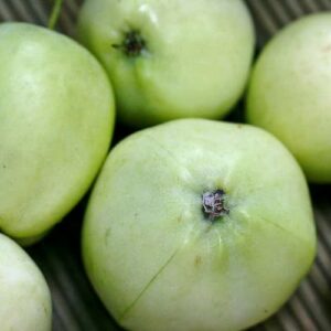 Weißer Klarapfel - Augustapfel | Apfelbaum kaufen - sechs Äpfel auf einem Tisch
